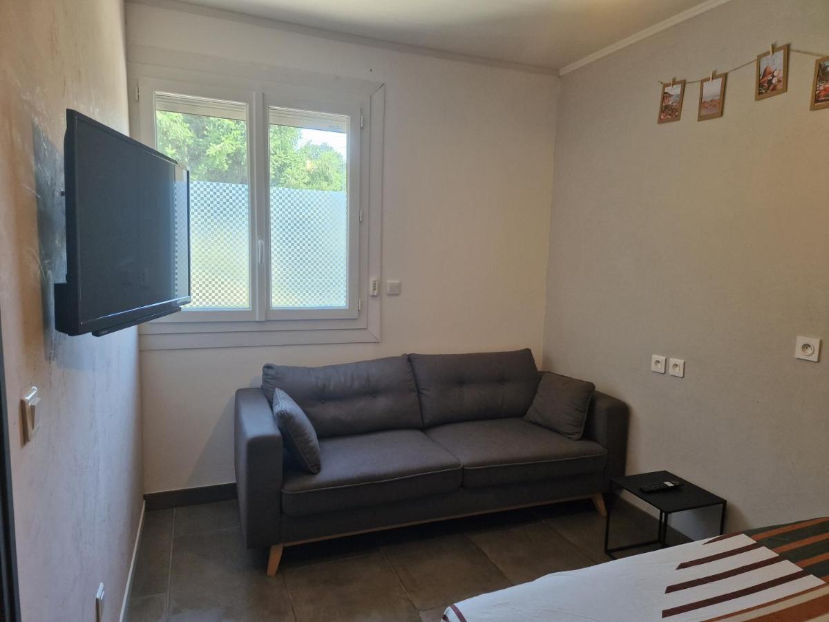 Appartement Independant Dans Maison Avec Jardinet, Au Calme Serezin-du-Rhone Exterior photo